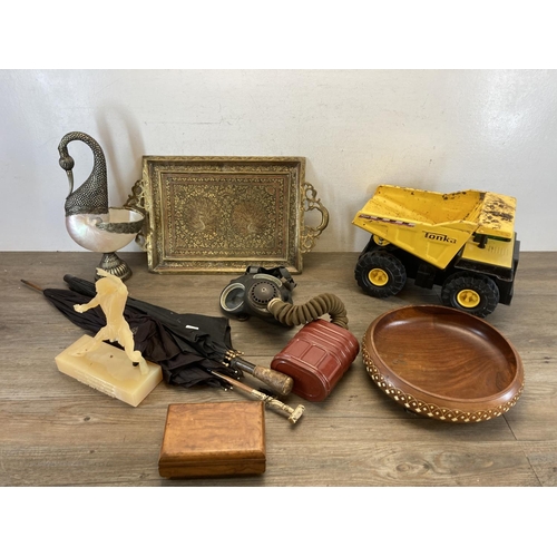 539 - Various collectables to include late 20th century Tonka 4000 tinplate dumper truck, two early 20th c... 