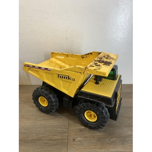 539 - Various collectables to include late 20th century Tonka 4000 tinplate dumper truck, two early 20th c... 