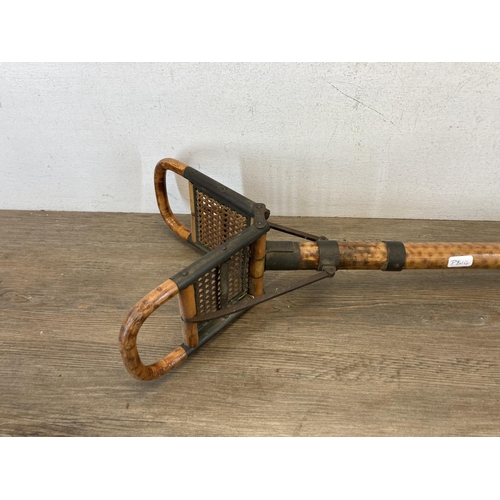 560 - An early 20th century bamboo and woven cane shooting stick with plated mounts - approx. 82cm high to... 