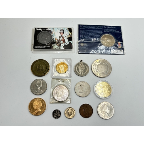 2373 - A collection of coins and medallions to include 72% silver 1970 10 Gulden, 2010 and 2012 £5 coins et... 