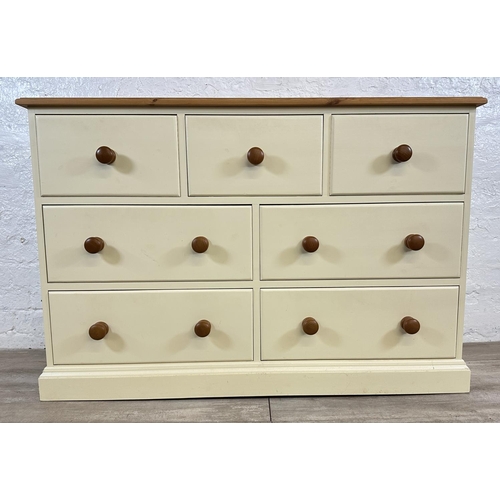 185 - A modern pine and cream painted chest of drawers - approx. 82cm high x 122cm wide x 45cm deep