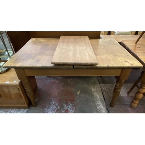 72 - A Victorian style pine farmhouse dining table