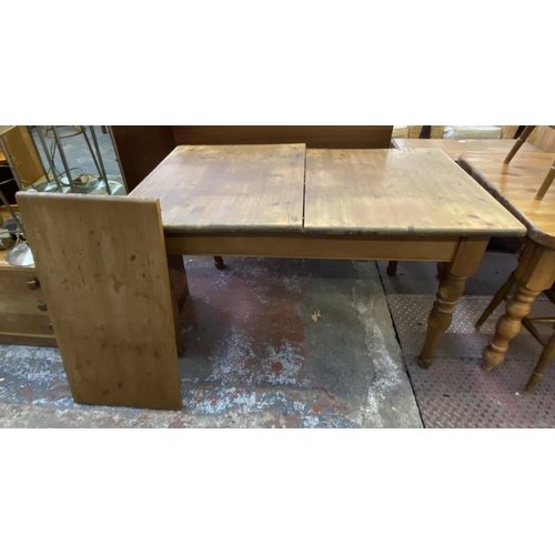 72 - A Victorian style pine farmhouse dining table