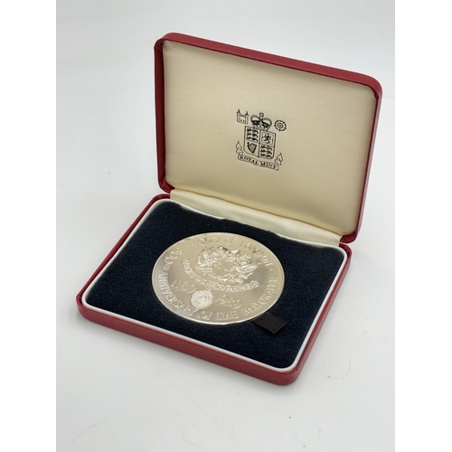 2318 - A boxed The Royal Mint 1989 800 years of The Mayoralty of London .925 silver commemorative medal - a... 