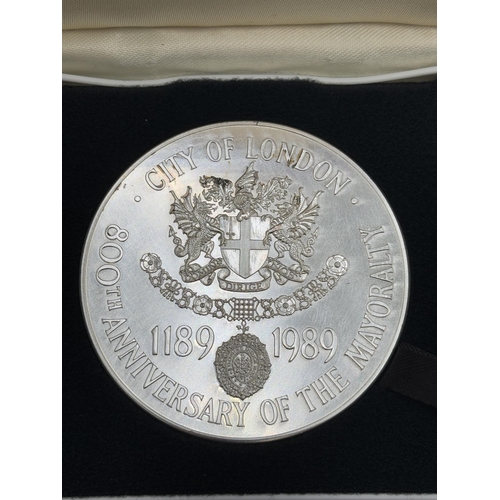 2318 - A boxed The Royal Mint 1989 800 years of The Mayoralty of London .925 silver commemorative medal - a... 