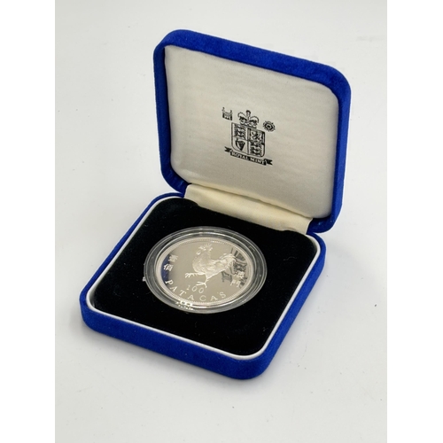 2353 - A cased Royal Mint 1993 Macau Year of the Rooster 100 Patacas silver proof coin - approx. gross weig... 