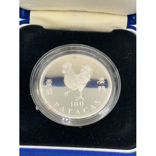 2353 - A cased Royal Mint 1993 Macau Year of the Rooster 100 Patacas silver proof coin - approx. gross weig... 