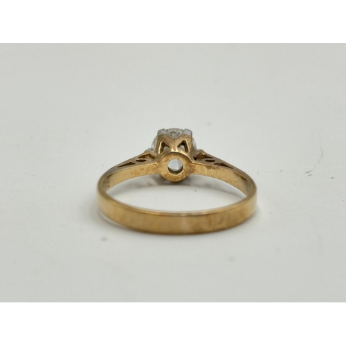 2129 - A 9ct gold clear gemstone solitaire ring - approx. gross weight 1.6g