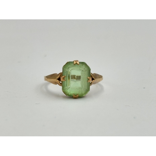 2131 - A 9ct gold green paste solitaire ring - approx. gross weight 1.9g