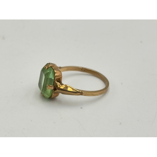 2131 - A 9ct gold green paste solitaire ring - approx. gross weight 1.9g