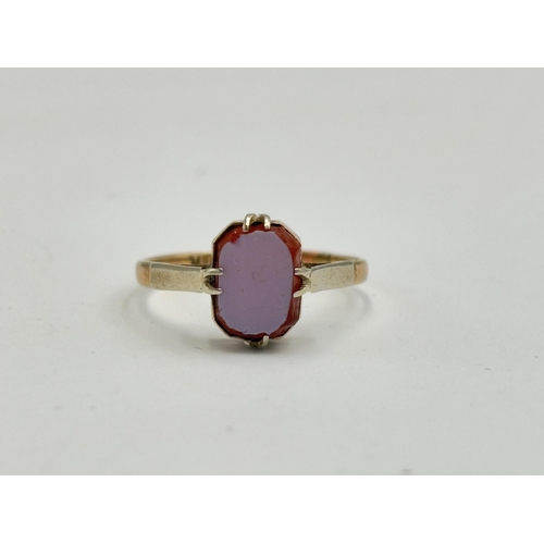 2132 - An antique 9ct gold agate signet ring - approx. gross weight 1.6g