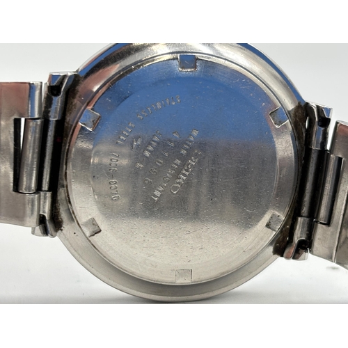 2175 - A 1970s Seiko automatic 19 jewels stainless steel men's wristwatch - ref no. 7006-8070