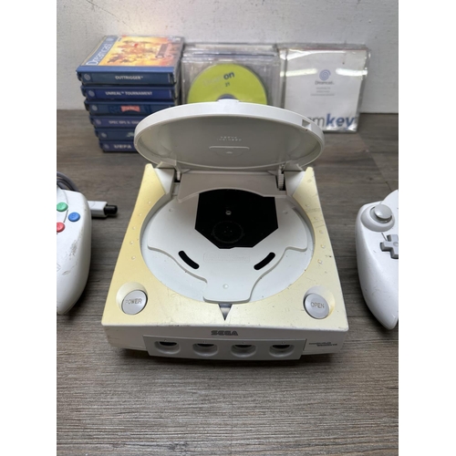 589 - A SEGA Dreamcast with accessories and games