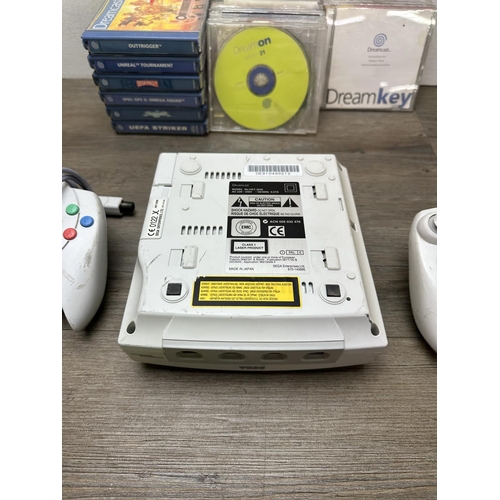 589 - A SEGA Dreamcast with accessories and games