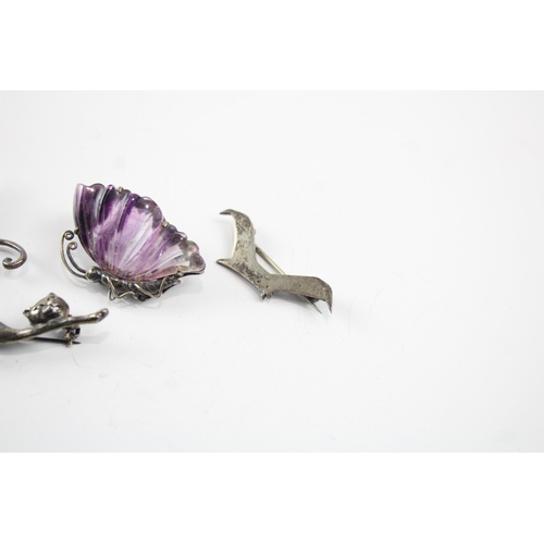 2081 - Five sterling silver animal brooches to include amethyst, marcasite etc. - approx. gross weight 37g