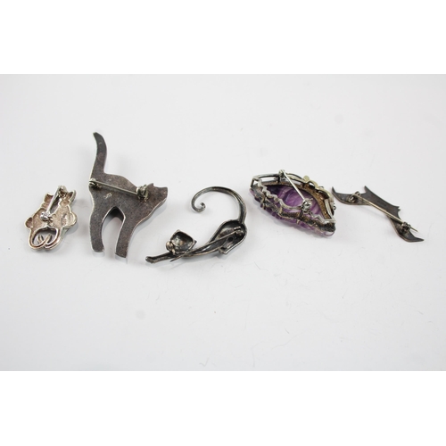 2081 - Five sterling silver animal brooches to include amethyst, marcasite etc. - approx. gross weight 37g