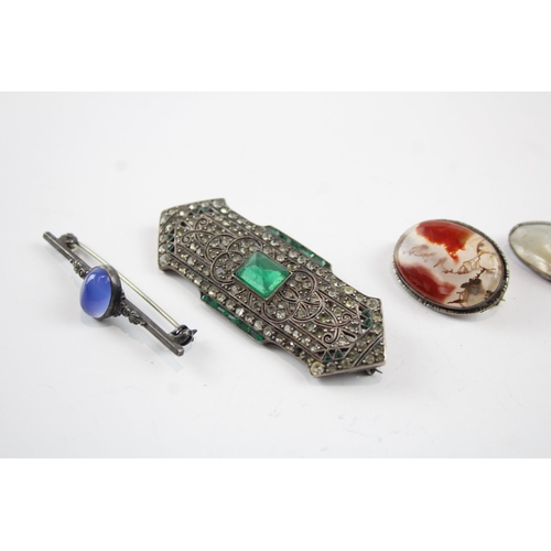 2084 - Four antique silver brooches to include paste, gemstone, pearl etc. - approx. gross weight 29g