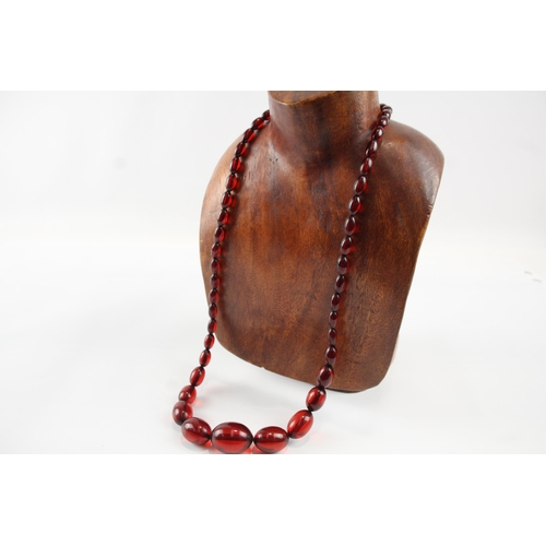 2086 - A graduated cherry Bakelite beaded necklace with screw clasp - approx. gross weight 56g