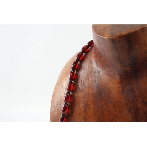 2086 - A graduated cherry Bakelite beaded necklace with screw clasp - approx. gross weight 56g