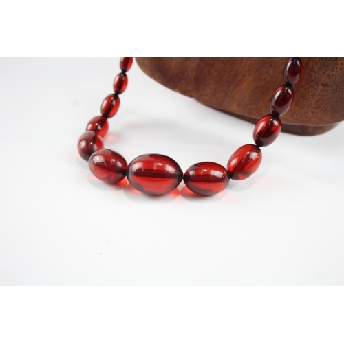 2086 - A graduated cherry Bakelite beaded necklace with screw clasp - approx. gross weight 56g