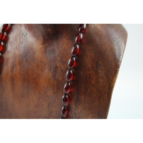 2086 - A graduated cherry Bakelite beaded necklace with screw clasp - approx. gross weight 56g