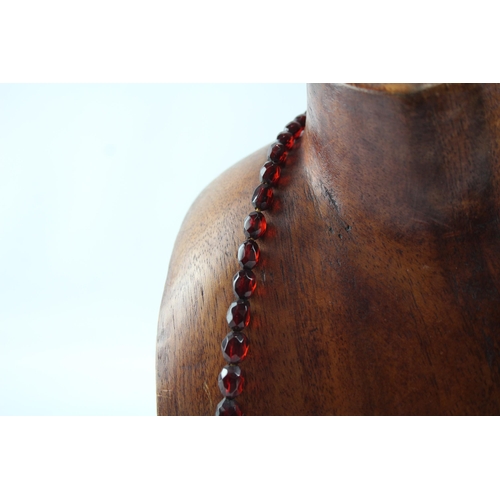 2087 - A graduated cherry Bakelite faceted beaded necklace - approx. gross weight 44g