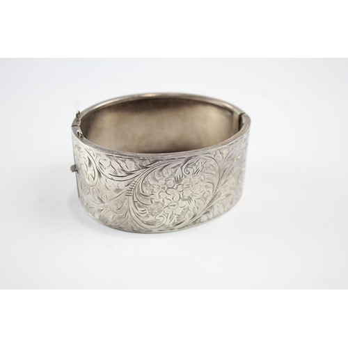 2104 - A 1930s Federated Jewellers Ltd. sterling silver etched bangle - approx. gross weight 62g