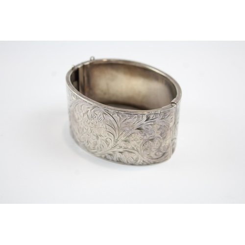 2104 - A 1930s Federated Jewellers Ltd. sterling silver etched bangle - approx. gross weight 62g