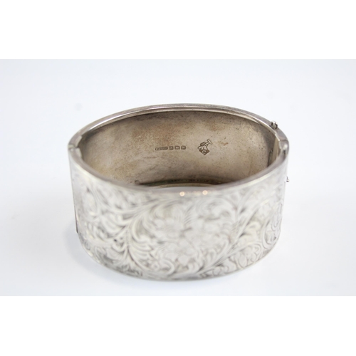 2104 - A 1930s Federated Jewellers Ltd. sterling silver etched bangle - approx. gross weight 62g