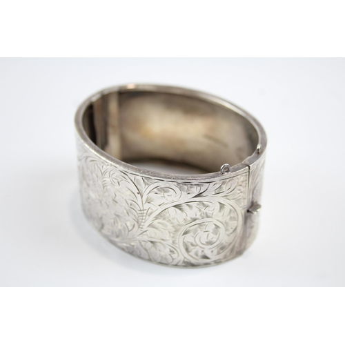 2104 - A 1930s Federated Jewellers Ltd. sterling silver etched bangle - approx. gross weight 62g