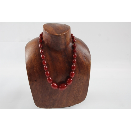 2119 - A graduated cherry Bakelite beaded necklace with internal streaking - approx. gross weight 34g