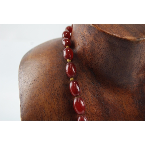 2119 - A graduated cherry Bakelite beaded necklace with internal streaking - approx. gross weight 34g