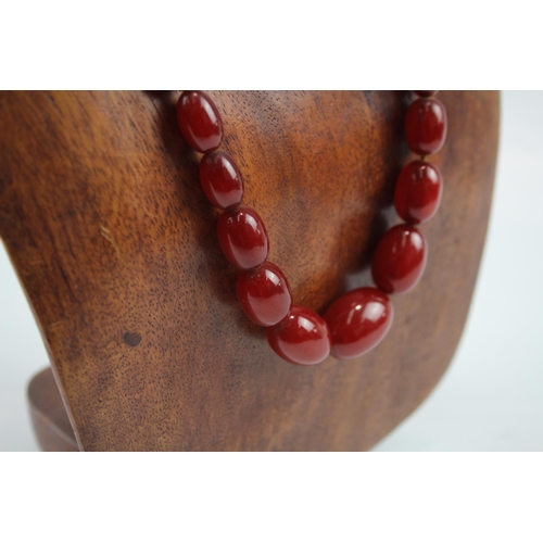 2119 - A graduated cherry Bakelite beaded necklace with internal streaking - approx. gross weight 34g