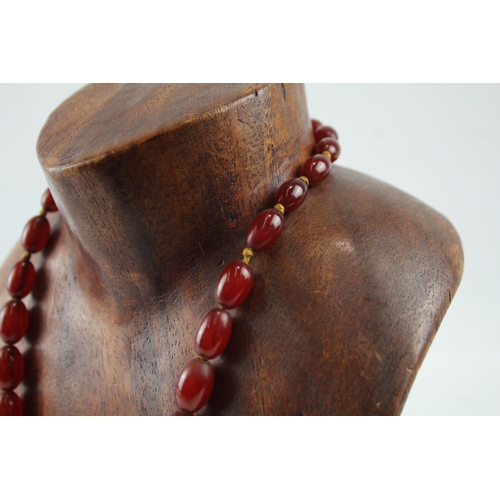 2119 - A graduated cherry Bakelite beaded necklace with internal streaking - approx. gross weight 34g