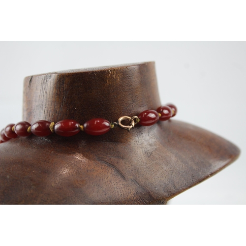 2119 - A graduated cherry Bakelite beaded necklace with internal streaking - approx. gross weight 34g