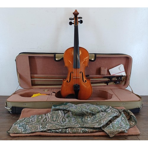 570 - A cased early/mid 20th century Arnold Voigt of Markneukirchen, Saxony, Germany violin with two-piece... 