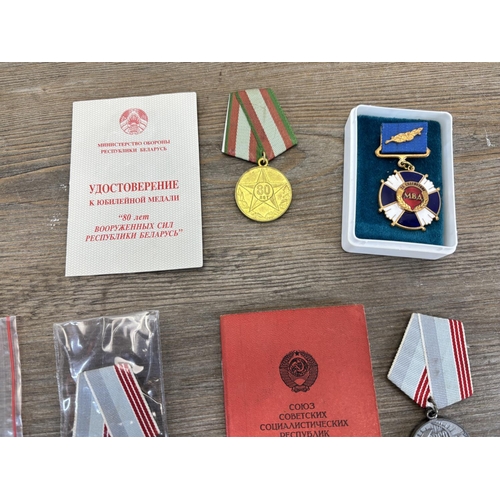 2528 - Eighteen USSR medals with booklet