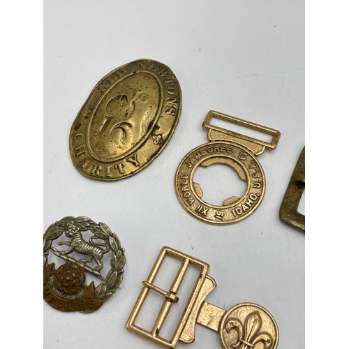 2530 - A collection of items to include Alderman Newton's Charity badge, Hampshire cap badge, military dres... 