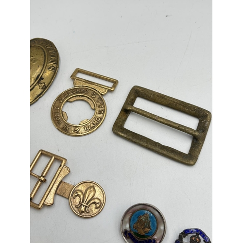 2530 - A collection of items to include Alderman Newton's Charity badge, Hampshire cap badge, military dres... 