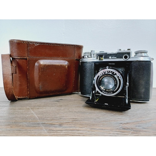 15 - A cased 1948 Ensign Commando folding rangefinder camera for 4.5x6 or 6x6 images on 120 film fitted w... 