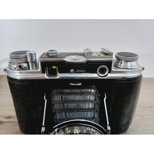 15 - A cased 1948 Ensign Commando folding rangefinder camera for 4.5x6 or 6x6 images on 120 film fitted w... 