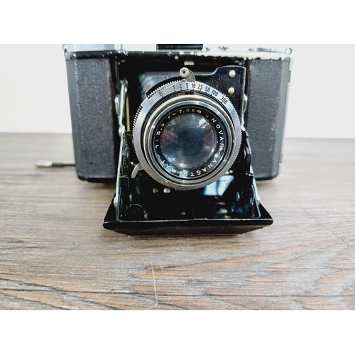 8 - A cased mid 20th century Zeiss Ikon Ikonta 521/16 folding viewfinder camera for 6x6 images on 120 fi... 