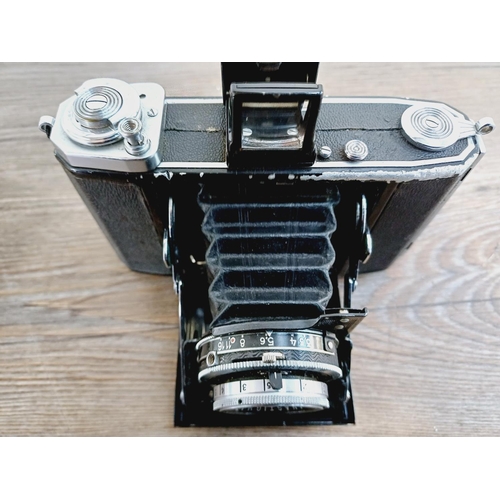 8 - A cased mid 20th century Zeiss Ikon Ikonta 521/16 folding viewfinder camera for 6x6 images on 120 fi... 