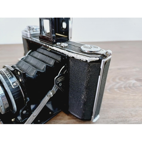 8 - A cased mid 20th century Zeiss Ikon Ikonta 521/16 folding viewfinder camera for 6x6 images on 120 fi... 