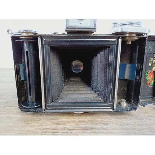 8 - A cased mid 20th century Zeiss Ikon Ikonta 521/16 folding viewfinder camera for 6x6 images on 120 fi... 