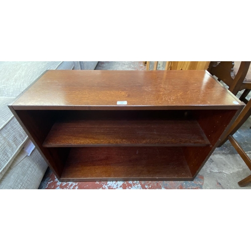 82 - A mahogany effect two tier bookcase - approx. 63cm high x 90cm wide x 35cm deep