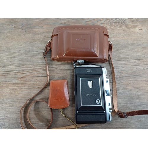 20 - A cased early 1950s Zeiss Ikon Mess-Ikonta 524/2 folding rangefinder camera for 120 film fitted with... 