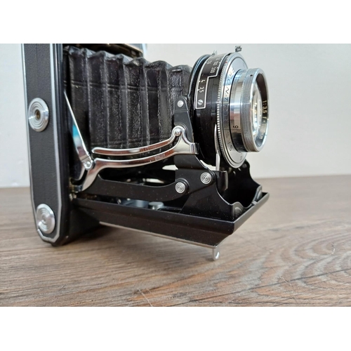 20 - A cased early 1950s Zeiss Ikon Mess-Ikonta 524/2 folding rangefinder camera for 120 film fitted with... 