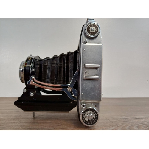 20 - A cased early 1950s Zeiss Ikon Mess-Ikonta 524/2 folding rangefinder camera for 120 film fitted with... 