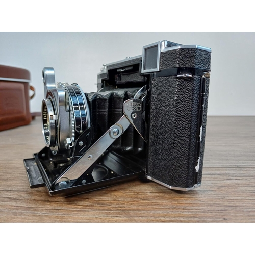 40 - A cased mid 20th century Zeiss Ikon Super Ikonta 532/16 folding rangefinder camera (serial no. A3323... 